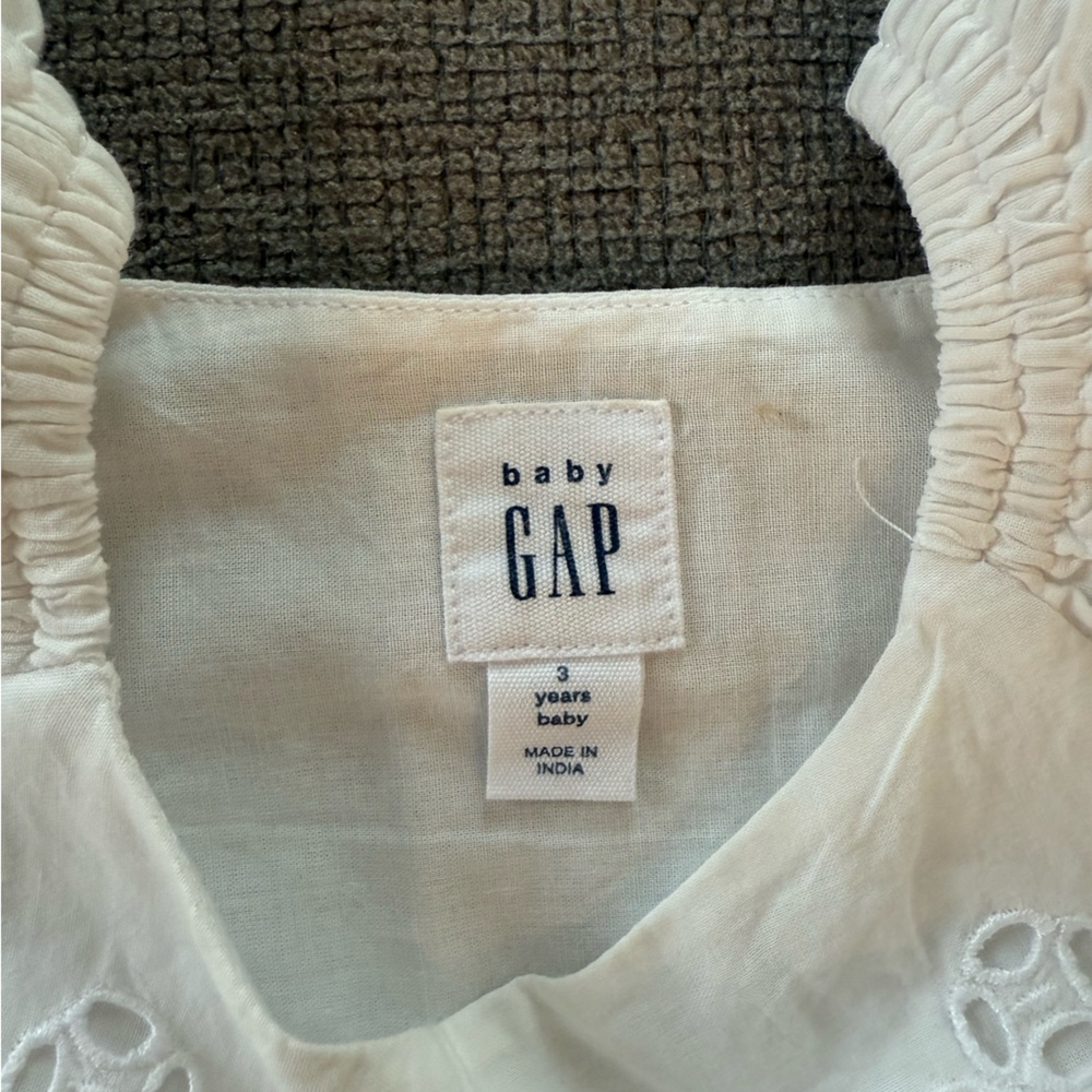 GAP White Eyelet Blouse with Flutter Sleeves - Picture 2 of 2